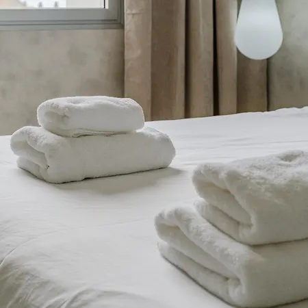 דירה Poolside Escape