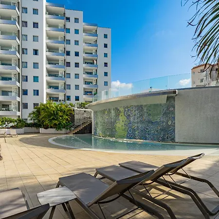 Poolside Escape אדחה