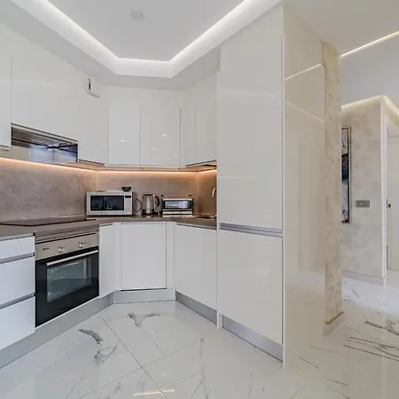 Poolside Escape דירה