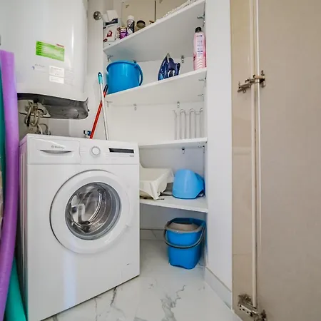 דירה Poolside Escape אדחה