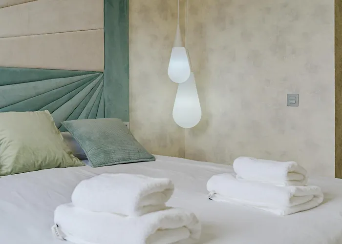 Apartment Poolside Escape - Airco & Heated Pool