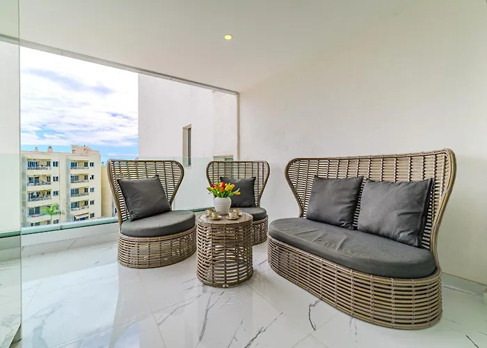 Poolside Escape - Airco & Heated Pool Appartamento *